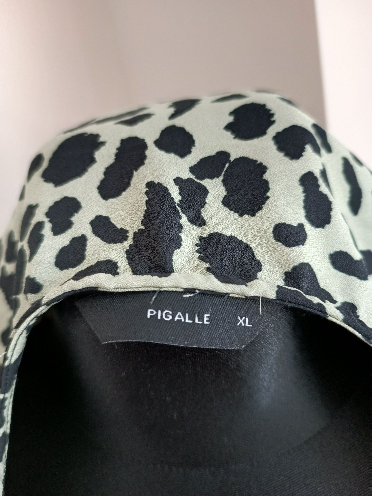 Bluzka Pigalle XL pistacjowa w panterkę z dekoltem kopertowym