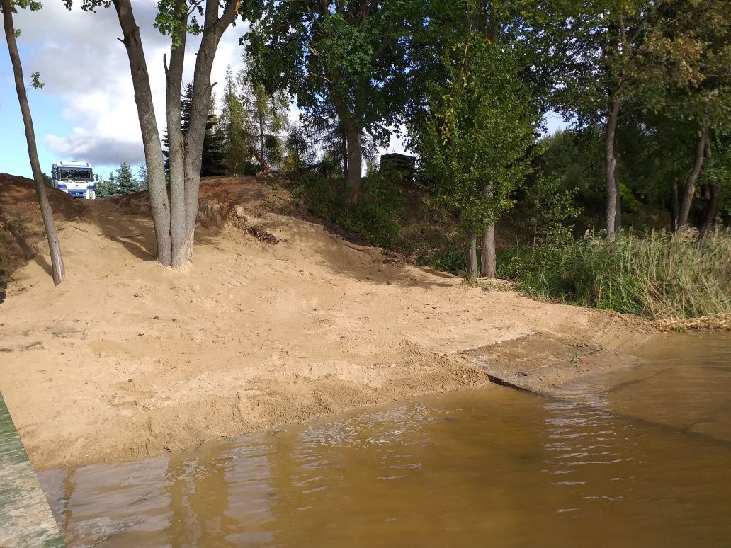 Kopanie stawów wykopy koparka long plaża roboty ziemne bagrowanie