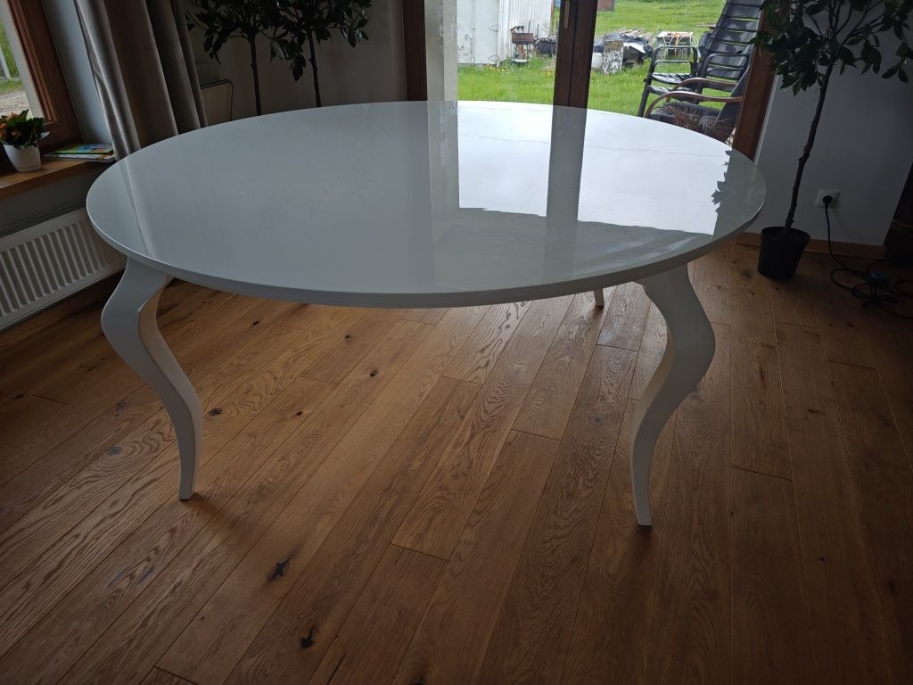 Duży okrągły biały stół
