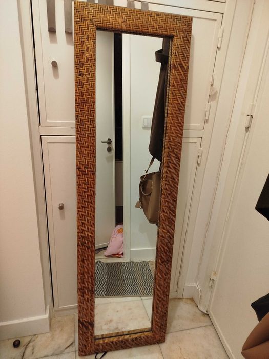 Espelho de pé, com moldura em verga