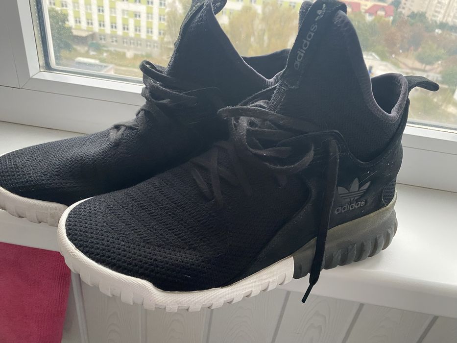 Продам кросівки  adidas fubular
