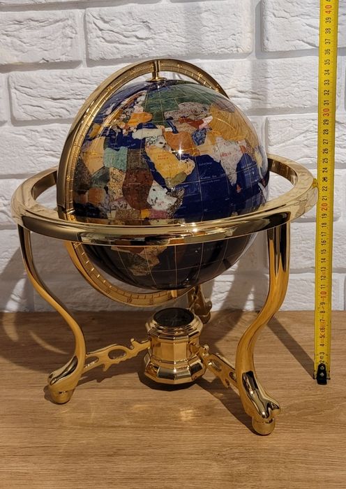 Globus z kamieni szlachetnych z kompasem