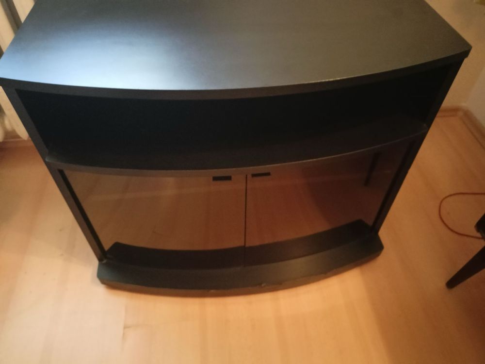 Szafka pod telewizor czarna ze szklanymi drzwiczkami