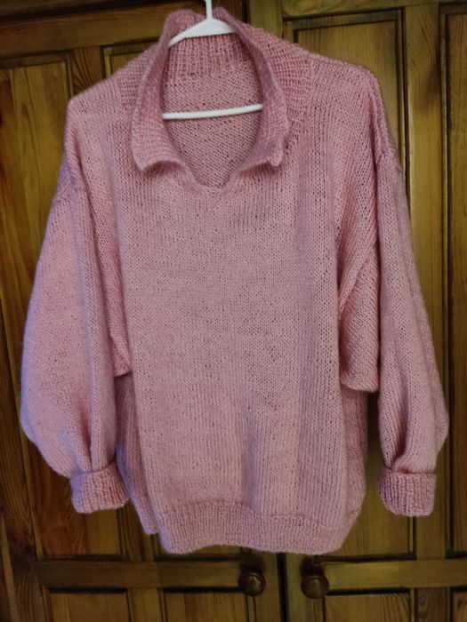 Sweterek z kołnierzykiem.