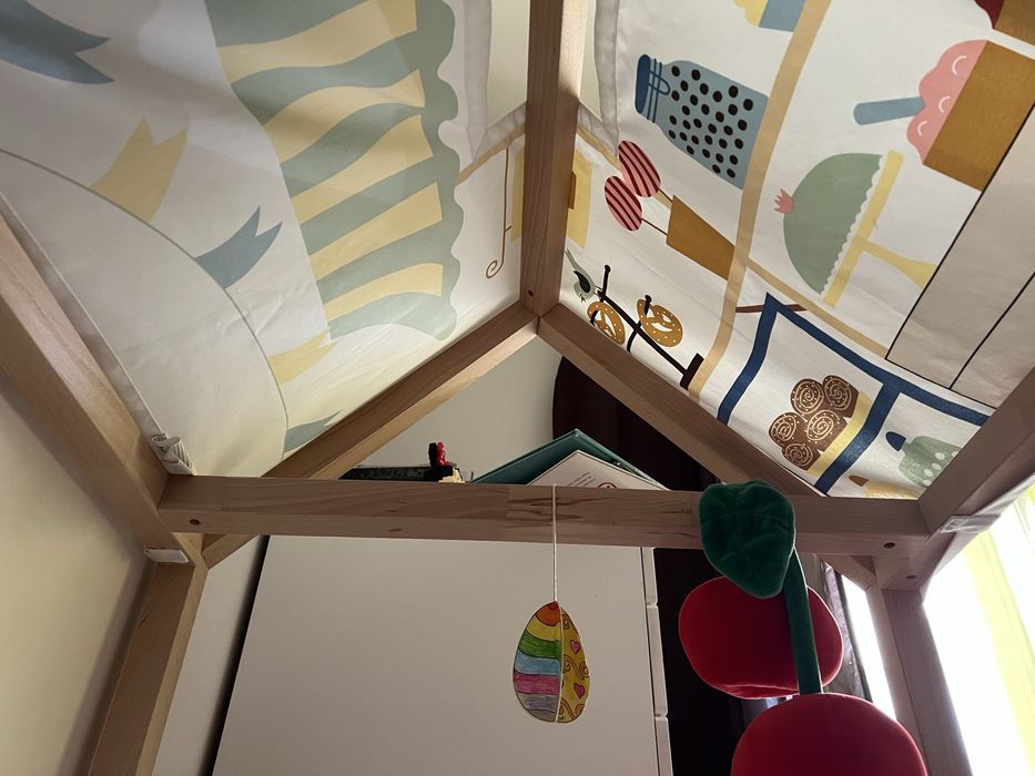 Cama tipo Montessori em madeira natural