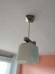 Lampa wisząca białe klosze i satynowe dodatki.