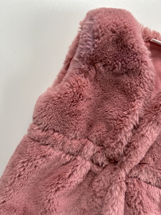 Нова жилетка для дівчинки