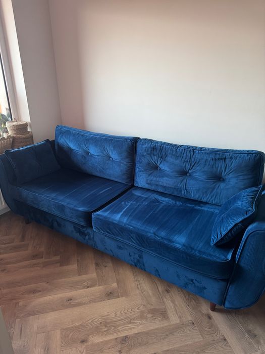 Sofa, kanapa welurowa z drewnianymi nóżkami oraz funkcją spania.