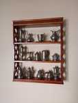 Expositor de peças decorativas em estanho