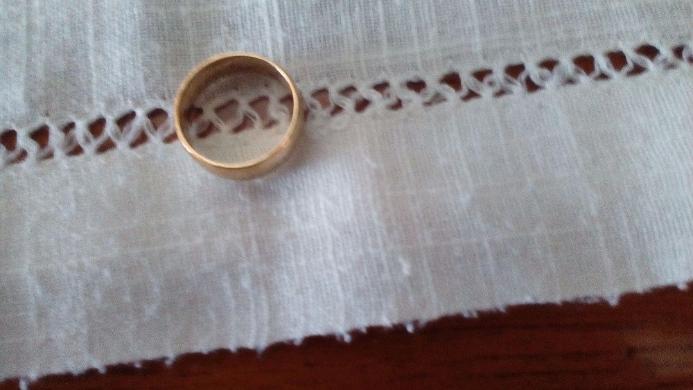 Vendo Aliança ouro amarelo e branco com brilhantes