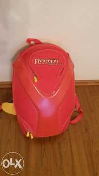 Oryginalny plecak i czapka Ferrari