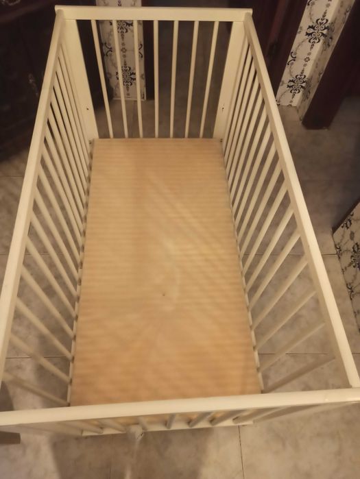 Berço madeira com colchão branco