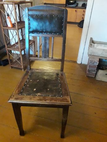 Cztery krzesła drewniane do renowacji