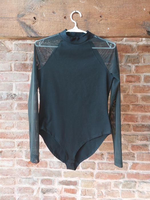 Czarne, eleganckie body z szyfonowymi rękawami