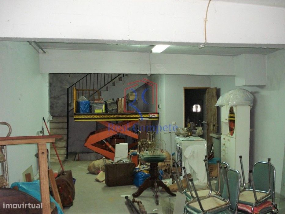 Armazém com 180m2 no Feijó, Almada