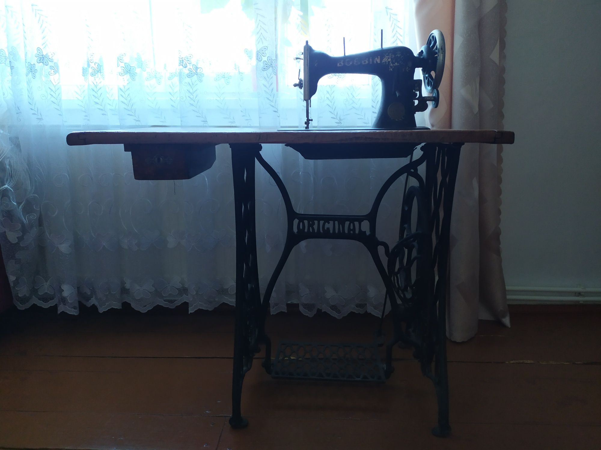 Швейна машина з столиком