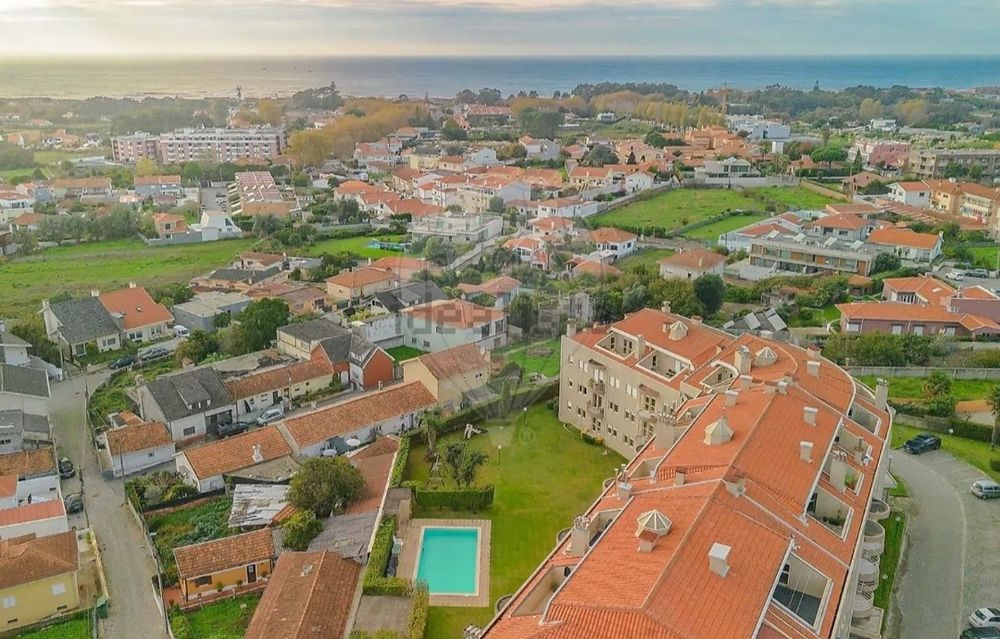 T2 + office Francelos piscina 2kms Miramar condomínio fechado