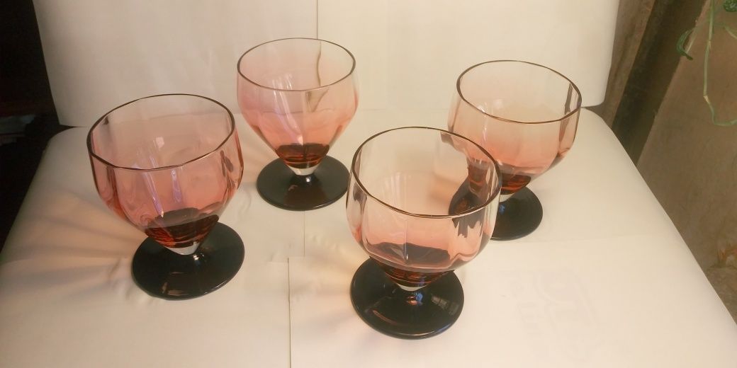 Kieliszki z różowego szkła PRL 35 sztuk