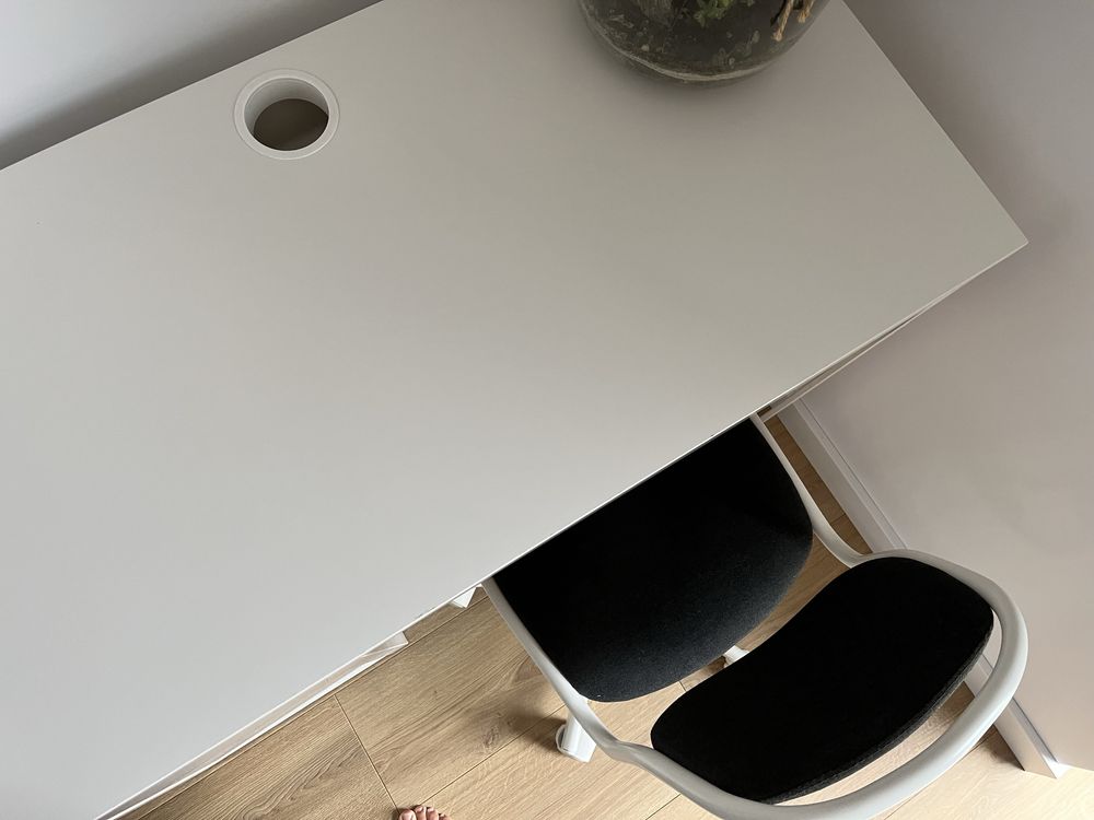 Biurko i krzeselko krzeslo obrotowe Ikea
