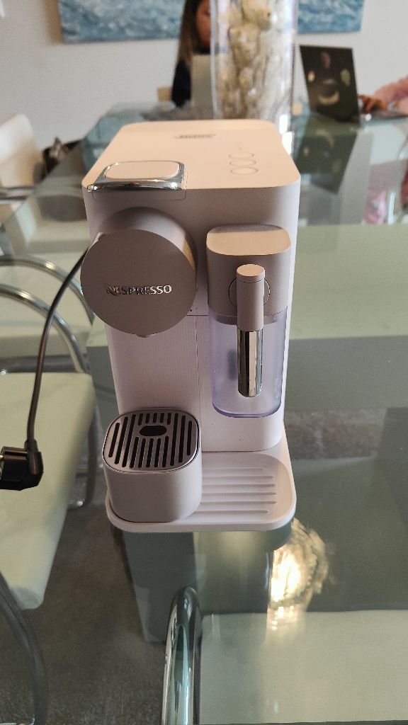 Máquina de Café DELONGHI Nespresso Lattissima One Evo EN510.W Branco