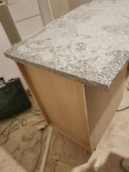 Bancada de cozinha com tampo de pedra e móvel incluído