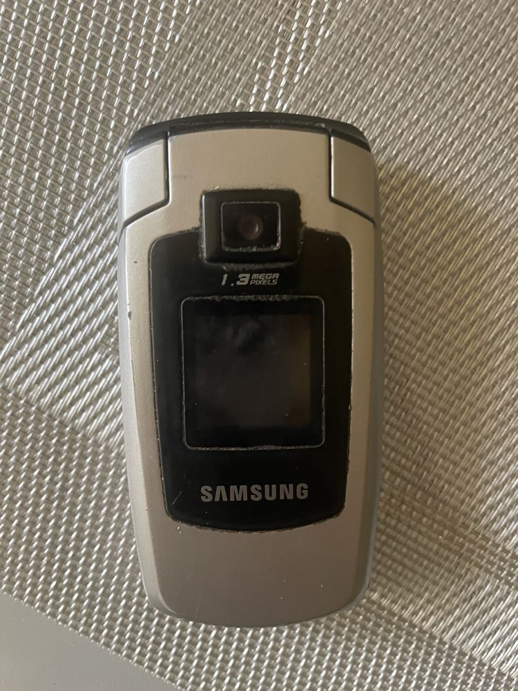 Мобильный кнопочный телефон samsung