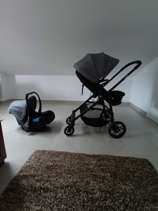 Carrinho de bebe, marsúpio e mobile de berço em excelente estado.