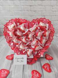 Букет з цукерок у формі серця, подарунок коханій дівчині из конфет