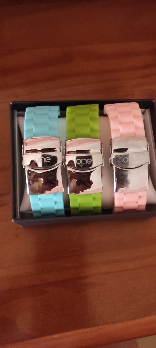 Relógio One com 8 braceletes