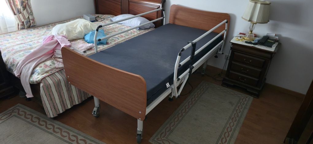 Vendo cama elétrica articulada com colchão anti-escaras