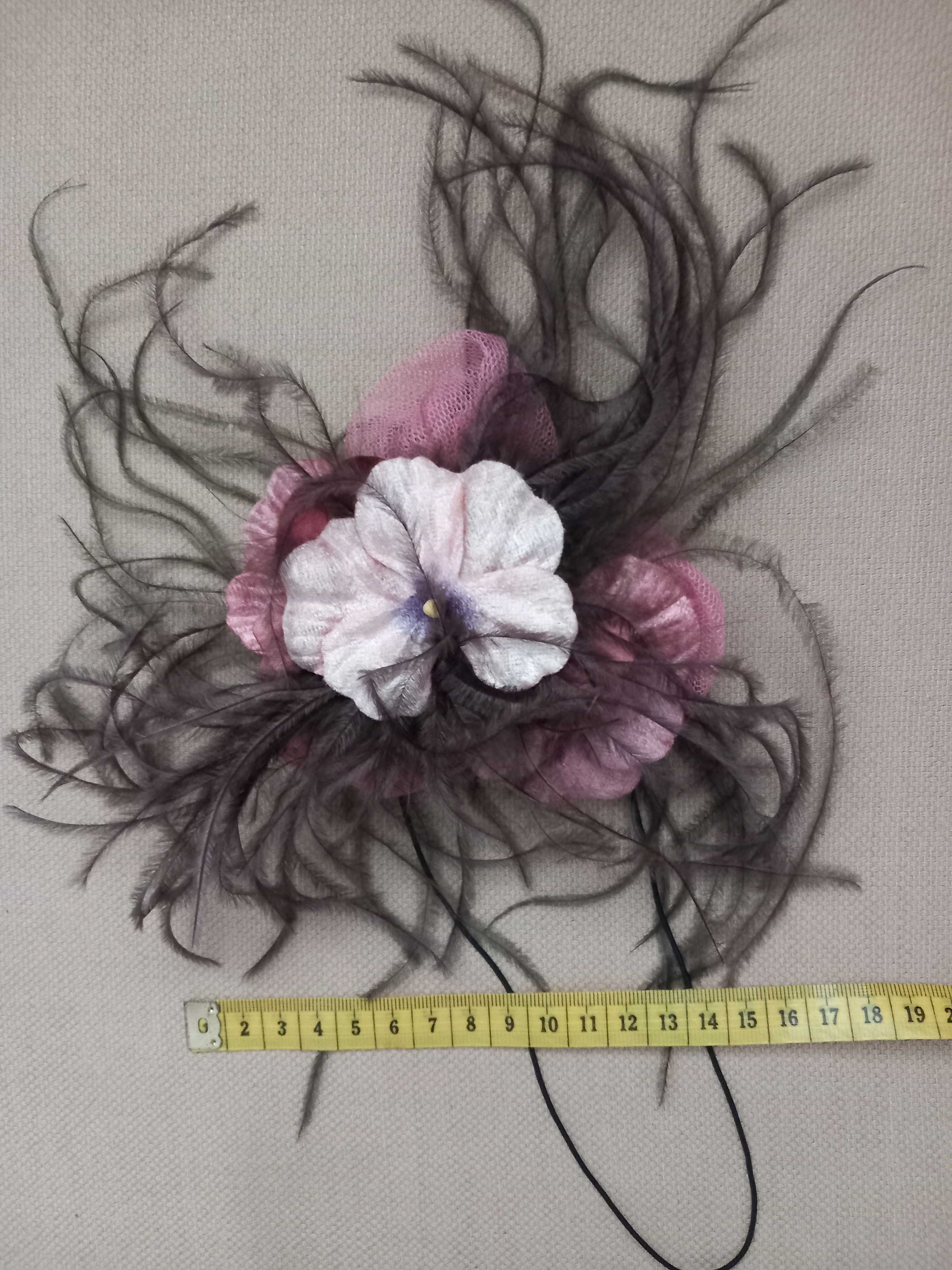 Acessório cabelo flores tecido e penas rosa/castanho. Novo.