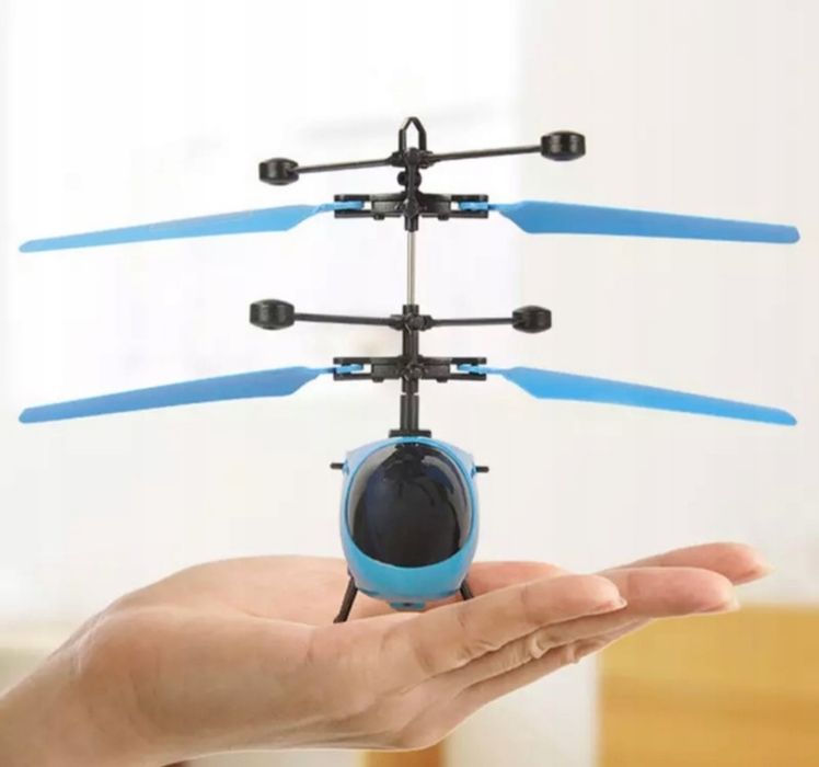 Helikopter latający sterowany ręką