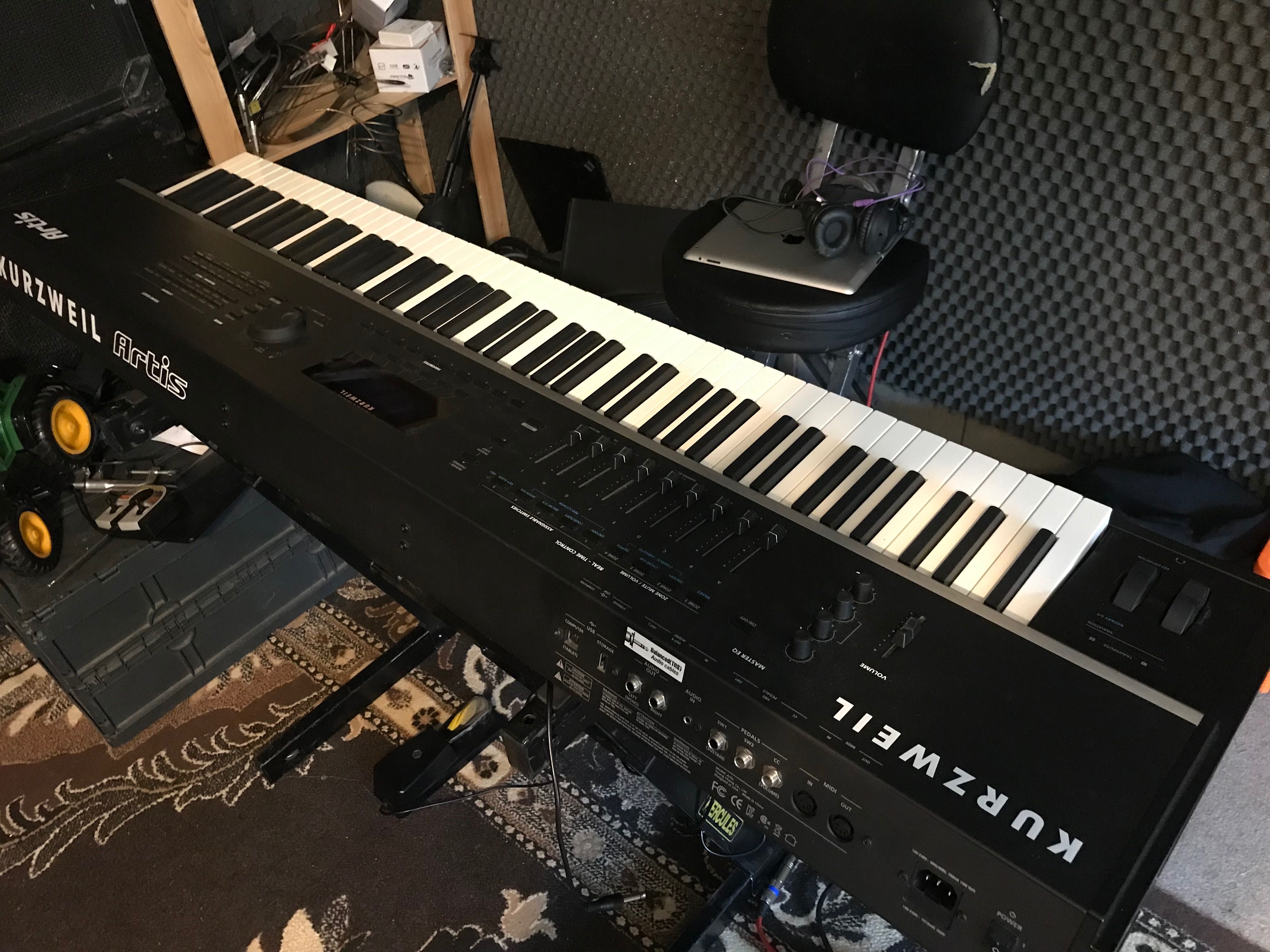 Kurzweil Artis + case, stage piano