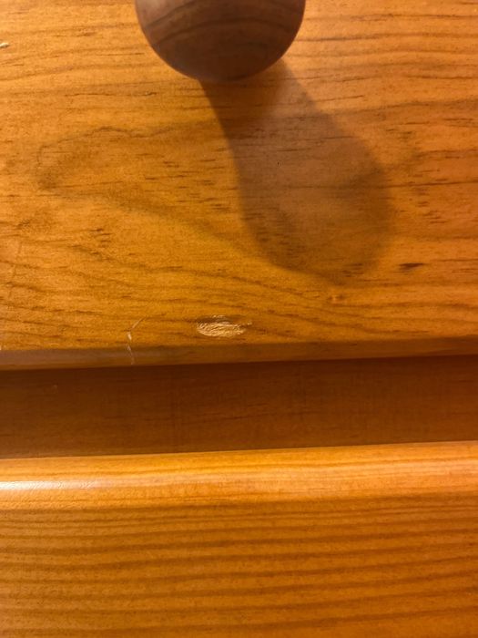 Cómoda castanha de madeira