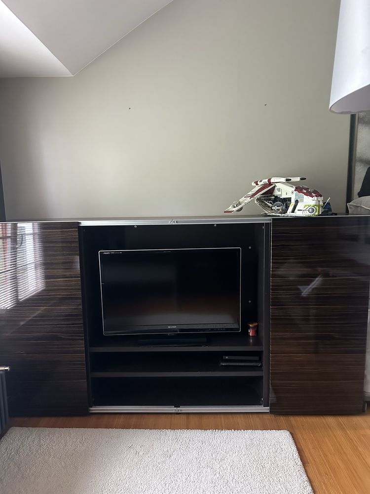 Elegancka szafka RTV plus telewizor Sharp.