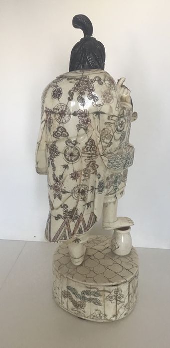 Escultura oriental revestida a placas de osso entalhado