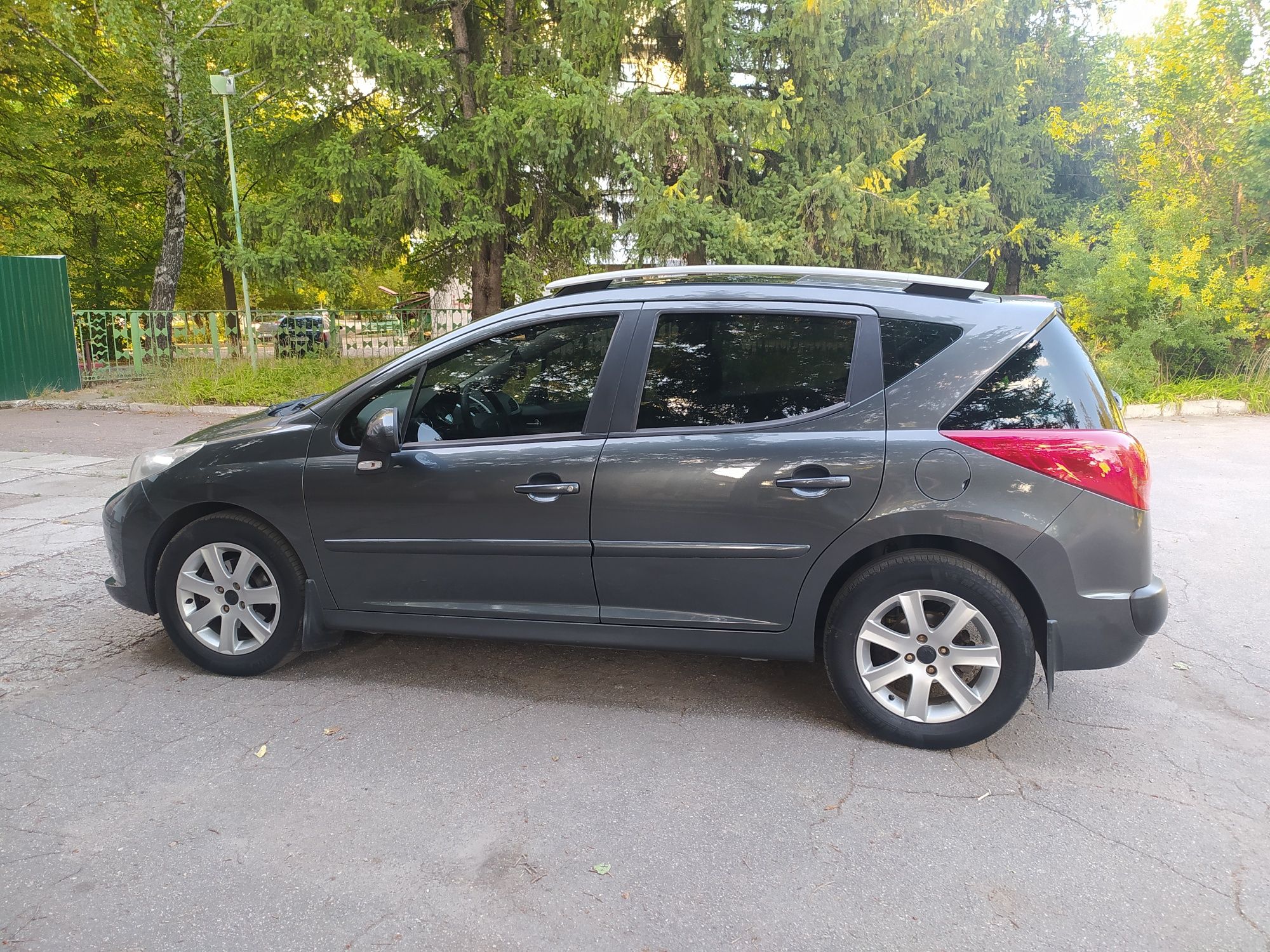 Продам Peugeot 207 sw 1.6 бензин