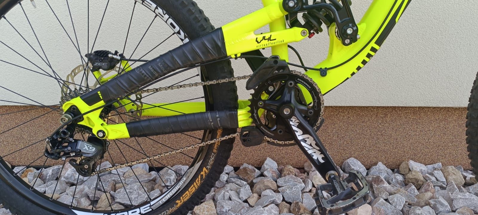 Rower zjazdowy YT TUES Downhill DH