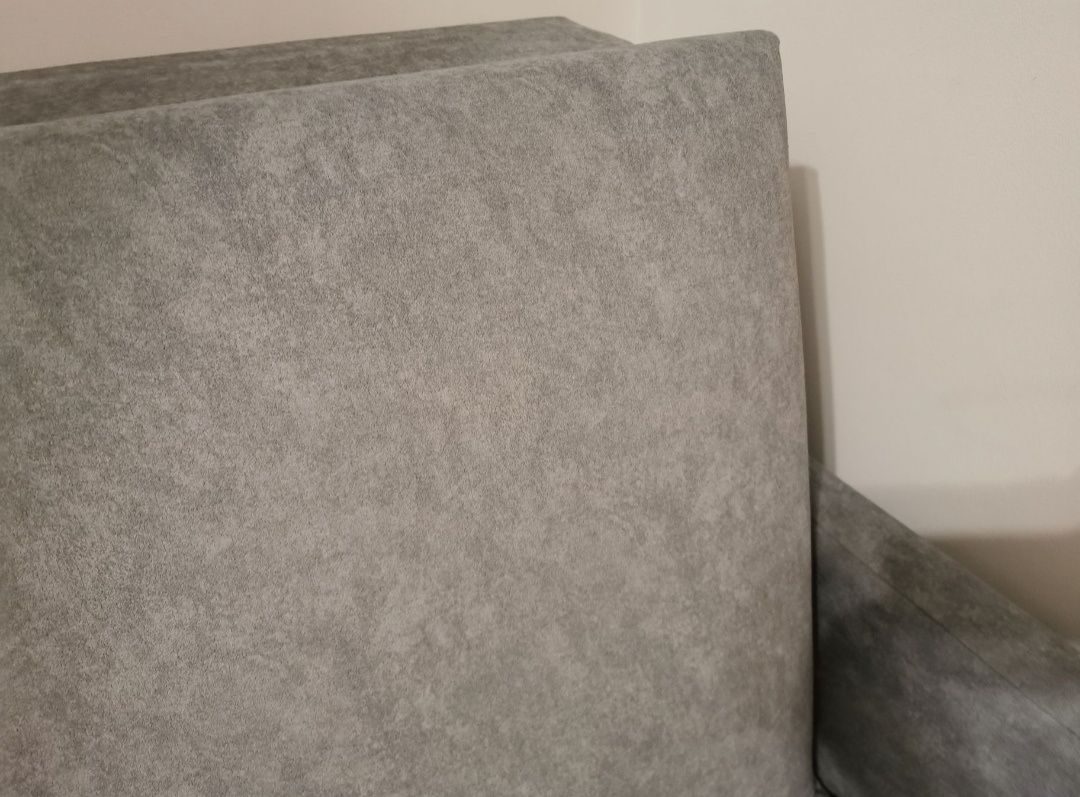 Rozkładana szara sofa z pojemnikiem na pościel