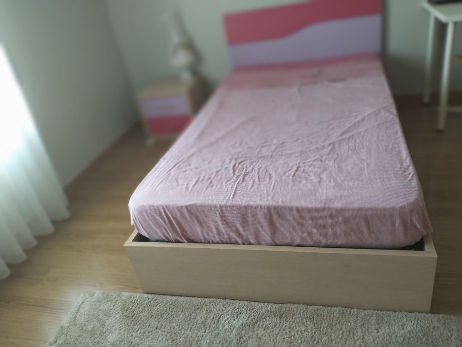 Quarto menina em excelente estado.