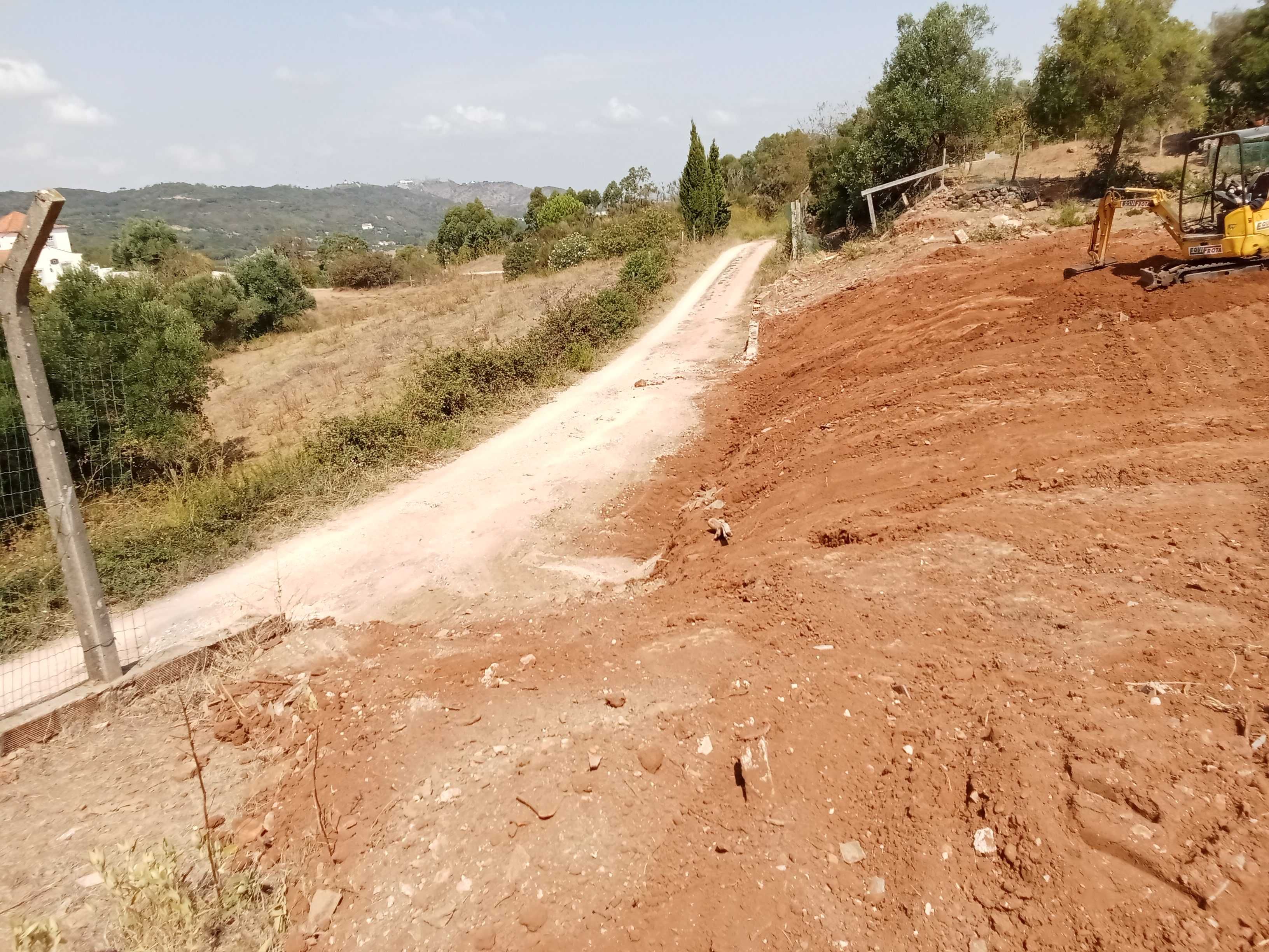 Aluguer  de mini giratória e maquinas industriais,recolha de entulhos