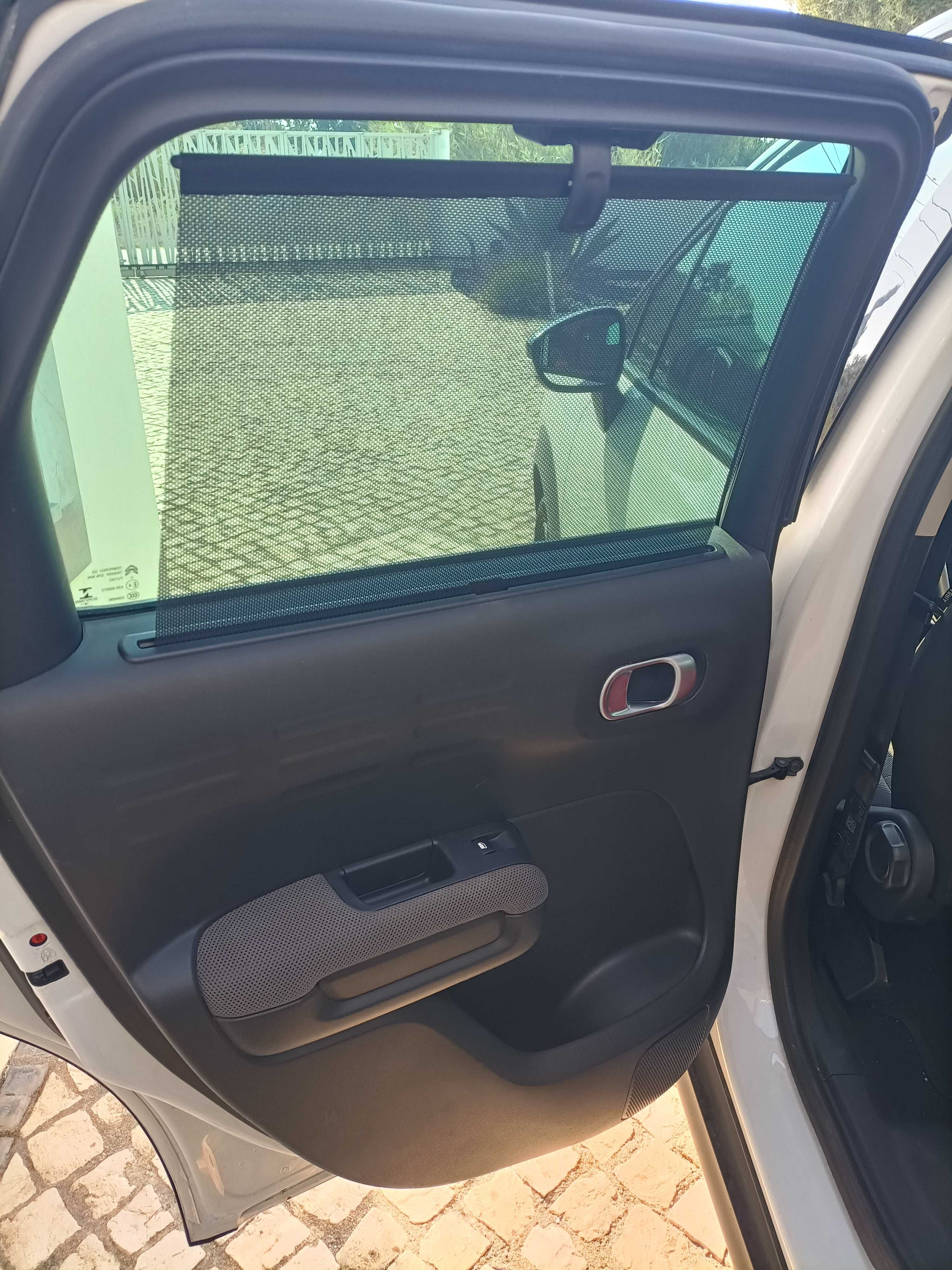 Belo carro branco e preto automático,