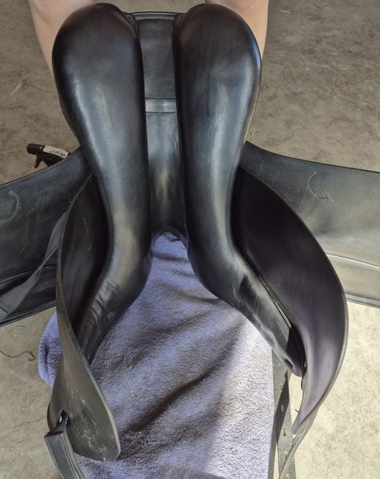 Czarne Siodło ujeżdżeniowe amerigo vega 17 M wełna