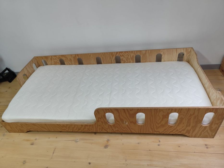 Drewniane łóżko dziecięce 90x200 z materacem