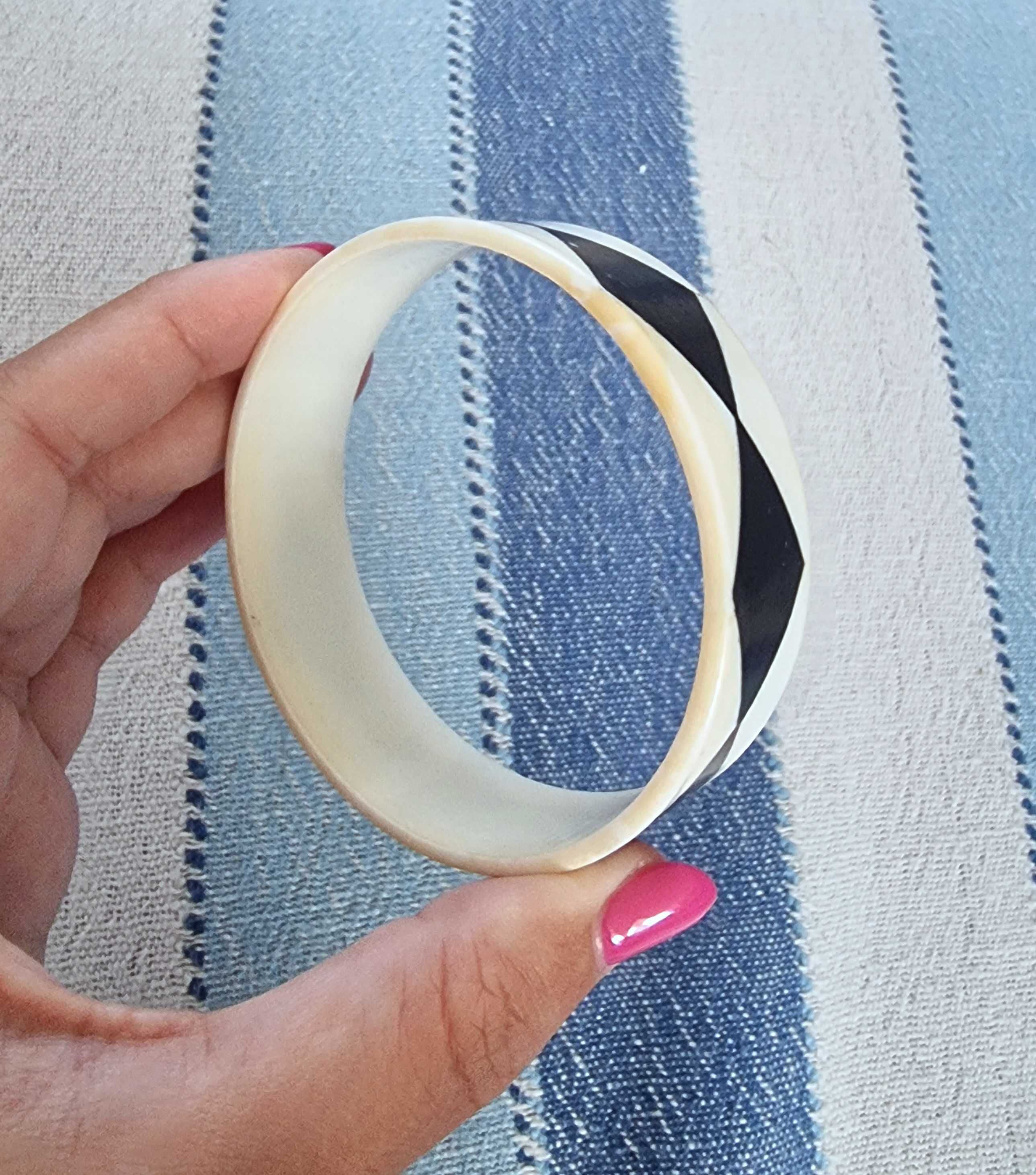 Pulseira branca/ bege e preta