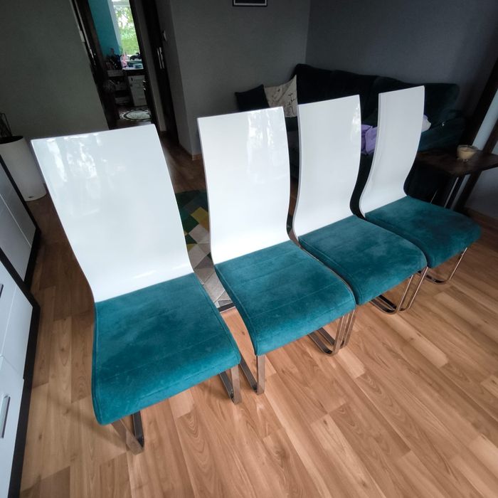 Biały stół z 4 krzesłami