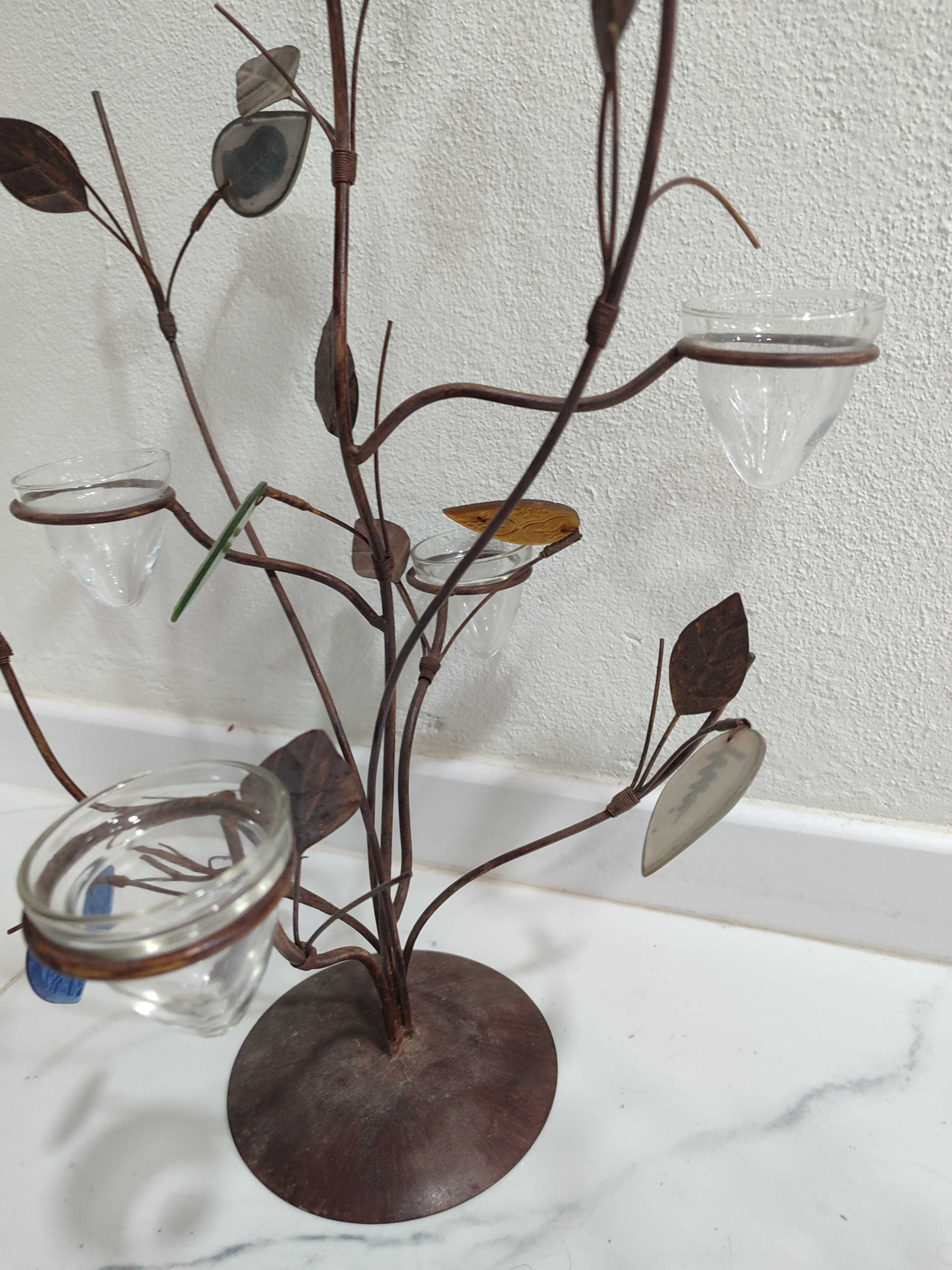 3 porta velas altos em metal com folhas decorativas e copos