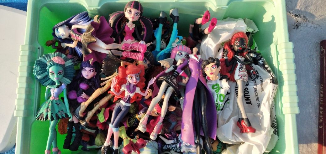 40 bonecas MONSTER HIGH 15 cm altura 2009  como novas com expositor e