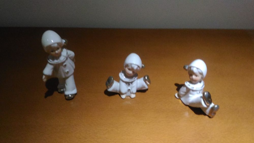 3 pierrôs em porcelana. Novos. Sem uso.