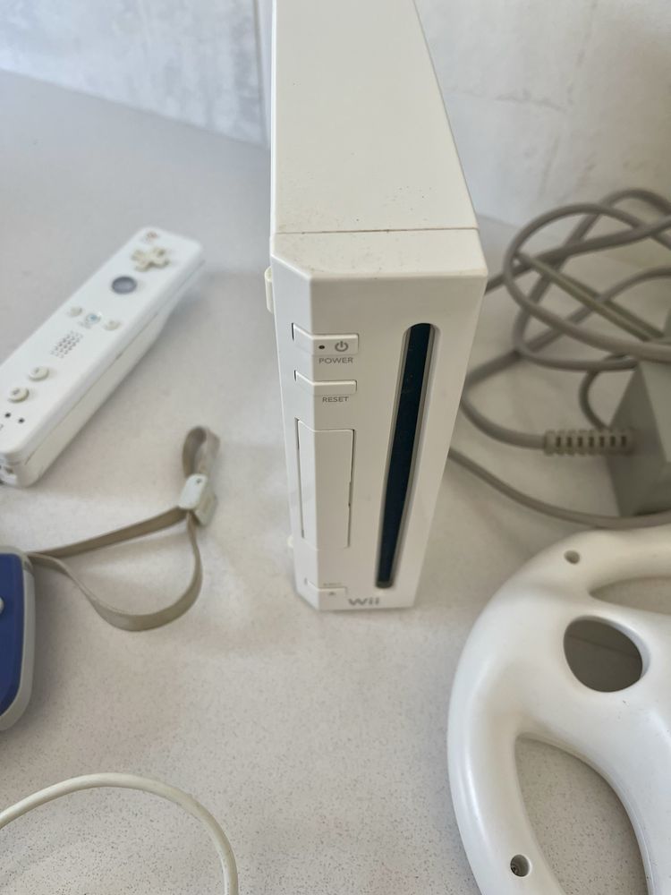 Lote Nintendo Wii com vários acessórios + Game Boy Advance avariado